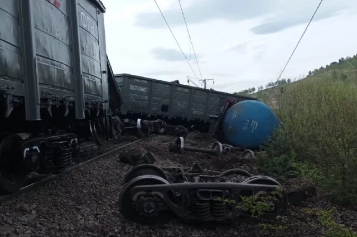    Сход вагонов поезда.