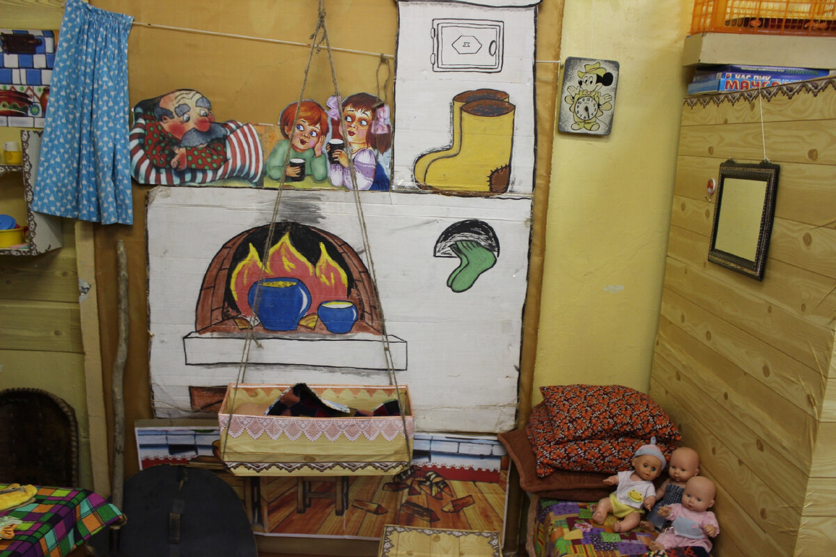 Макет русской печи из Коми избы школы села Приуральское. 