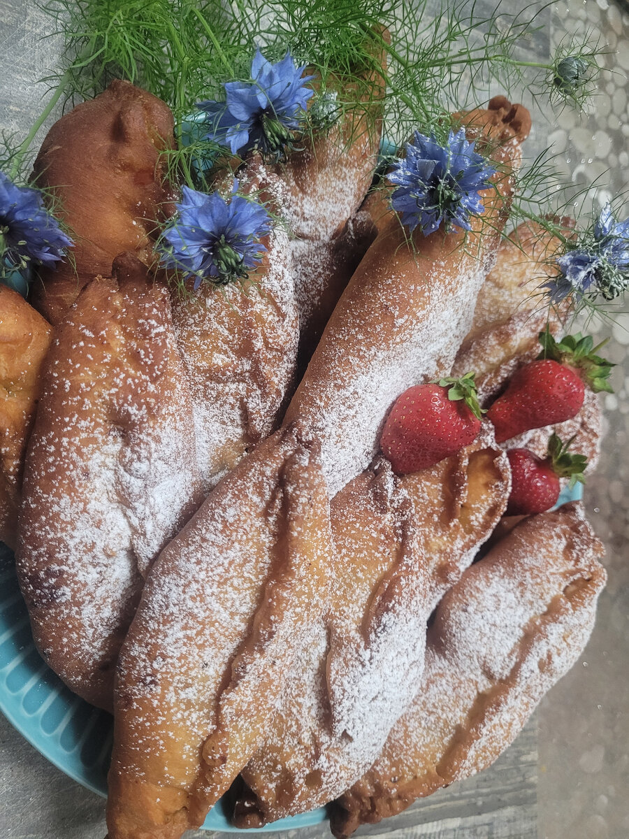 Фото автора.Готовые пирожки с клубникой.