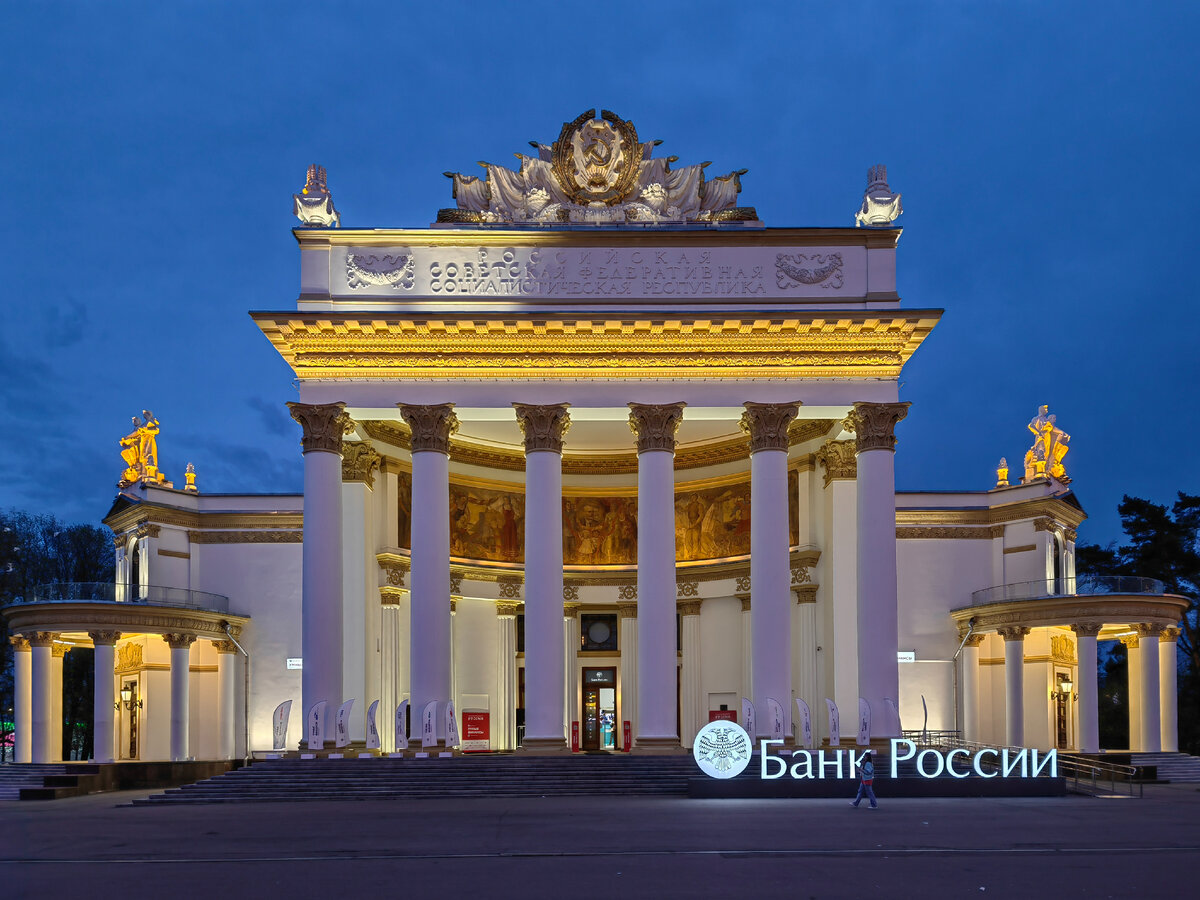 В недавней заметке про Москву я предоставил вашему вниманию план прогулки по интересным и не самым известным местам столицы. То небольшое путешествие закончилось поездкой на монорельсе до ВДНХ.