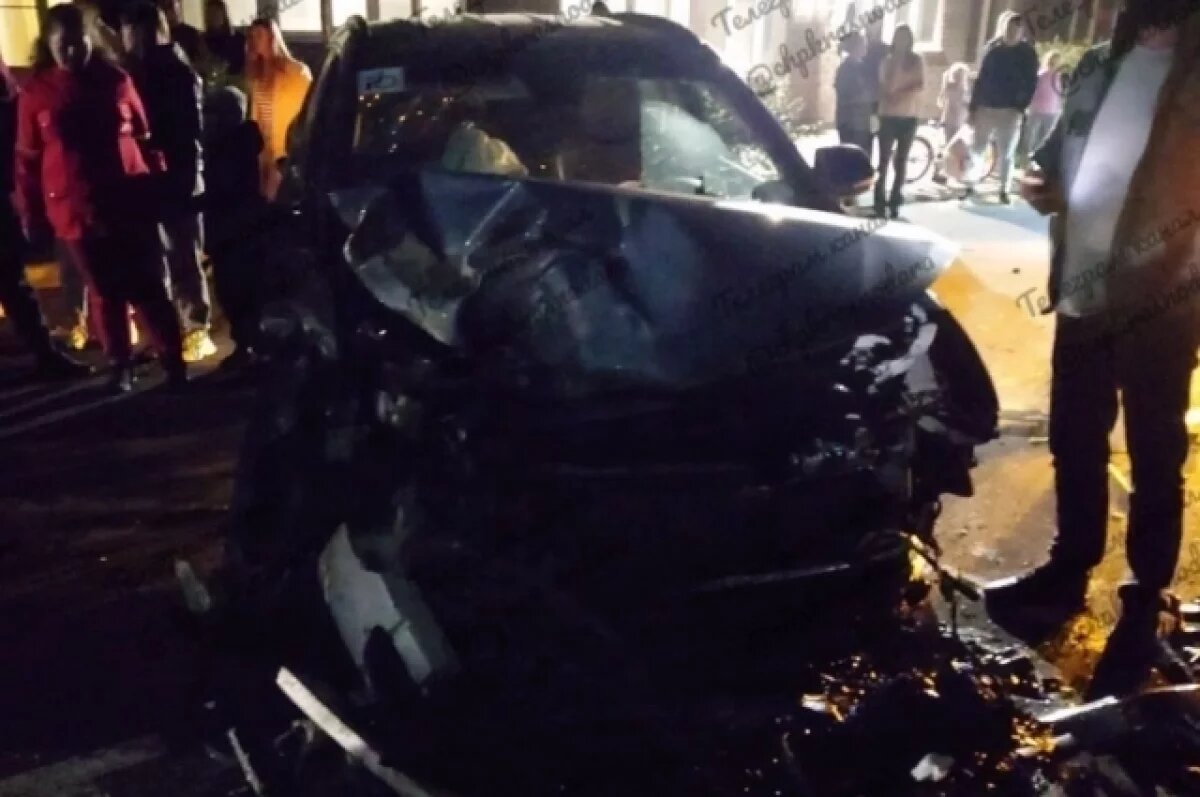    В Краснодаре на парковке легковушка протаранила восемь машин