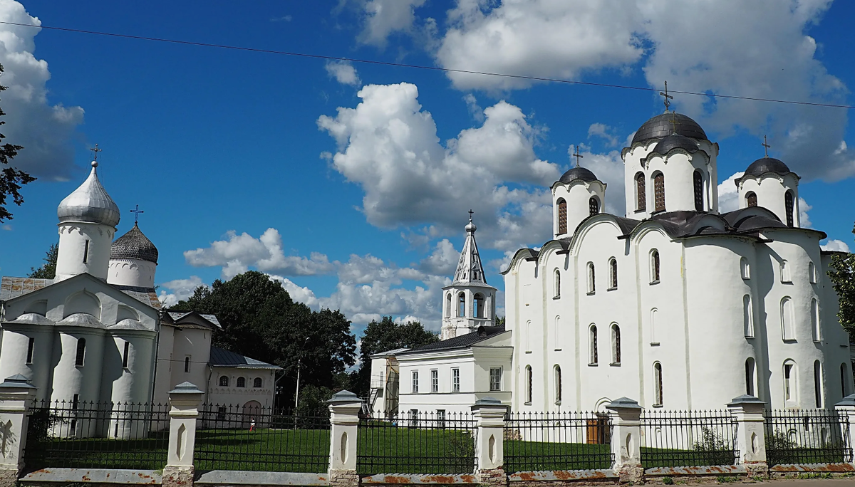 Подержанных в в новгороде. Ярославово Дворище и торг Великий Новгород. Ярославское Дворище Великий Новгород. Ярославово Дворище достопримечательности Великого Новгорода