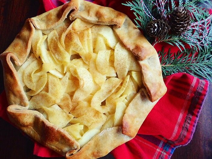 На антикандидной диете много вкусных десертов! Один из них — этот простой яблочный пирог в деревенском стиле — яблочная безглютеновая галета.