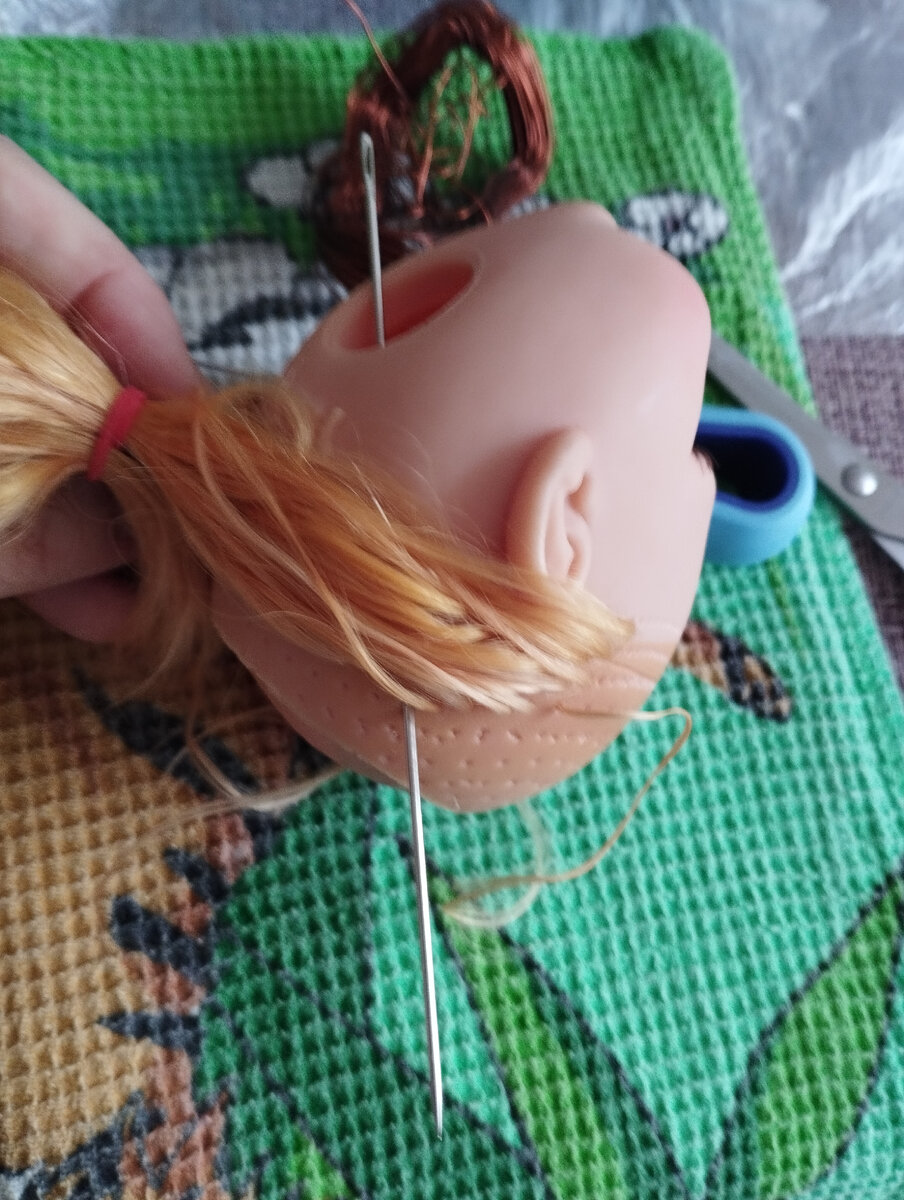 Вставляю иглу в голову. 