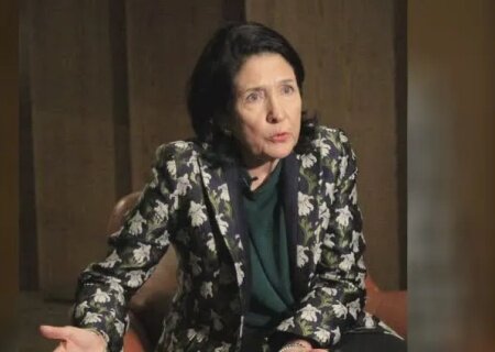    Зурабишвили попросила Макрона избавить Кавказ от советского ига и российского влияния