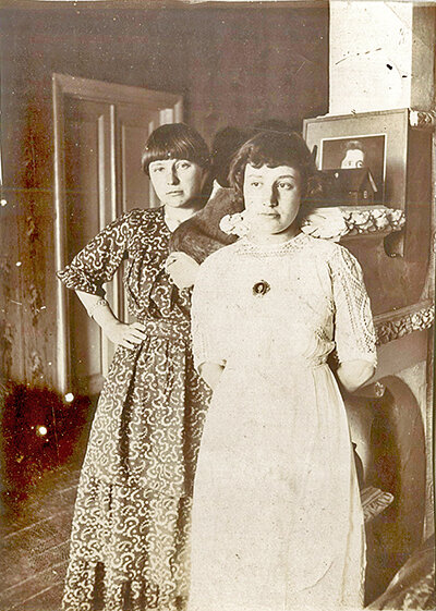Марина и Анастасия Цветаевы. Феодосия май 1914 года. РГАЛИ. Фото из книги "Психея. Фотолетопись жизни Марины Цветаевой". Изд-во "Бослен"
