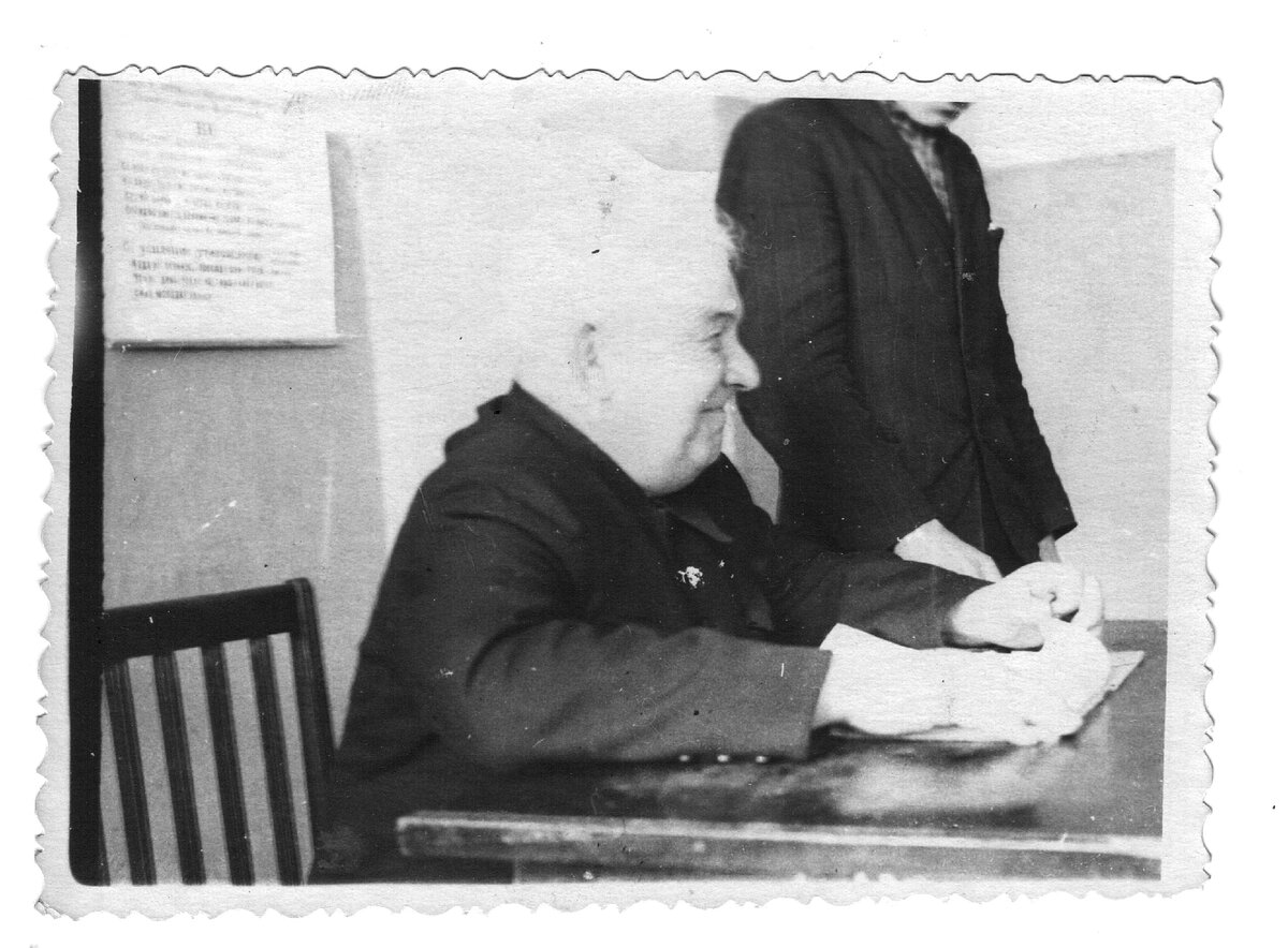 В. А. Протоклитов ведёт урок истории