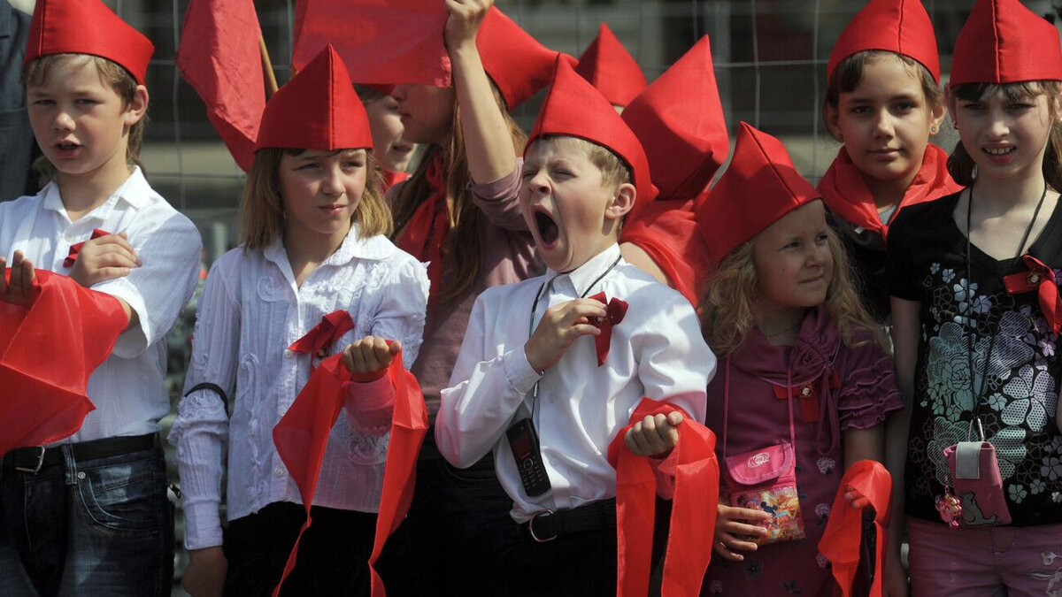 Дети готовятся к церемонии приема в пионеры на Красной площади