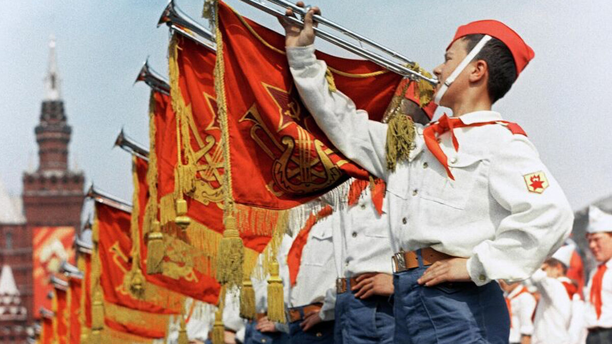 Участники парада на Красной площади в Москве, посвященного празднованию 50-летия Советской власти, 1967 год