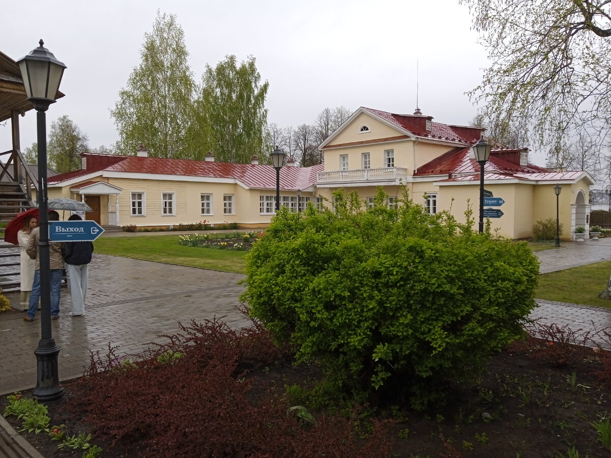 Дом, где жила сеья Чайковских. Вид со двора.