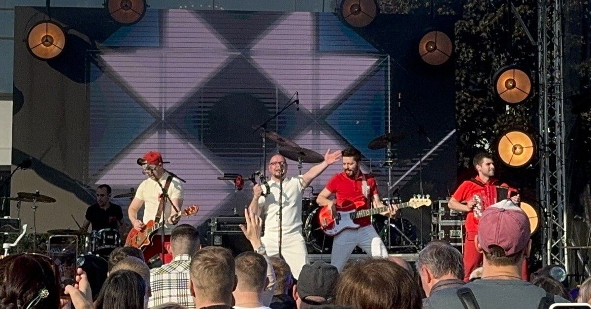    Группа "Лампасы" на сцене