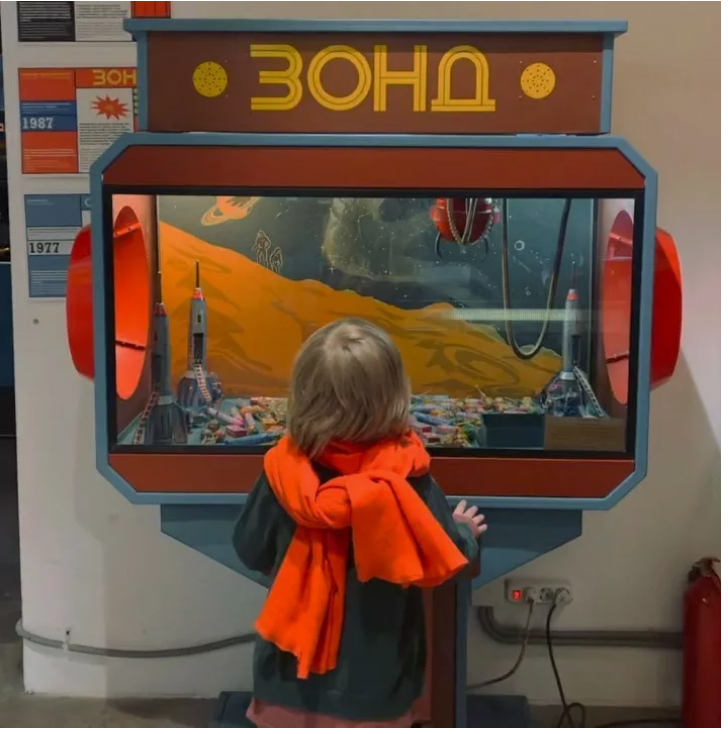 Дети буквально "залипают" у игровых автоматов. Фото (скриншот из видео) из открытого источника: https://www.instagram.com/p/CL9RSNBgzxq/