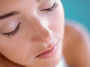 Методика проведения процедуры салицилового пилинга зависит от эстетической задачи. Косметолог может выбрать как поверхностный салициловый пилинг, так и срединно-поверхностный (подробности о различиях читайте в статье Виды пилингов лица). В этих случаях будет отличаться концентрация салициловой кислоты.