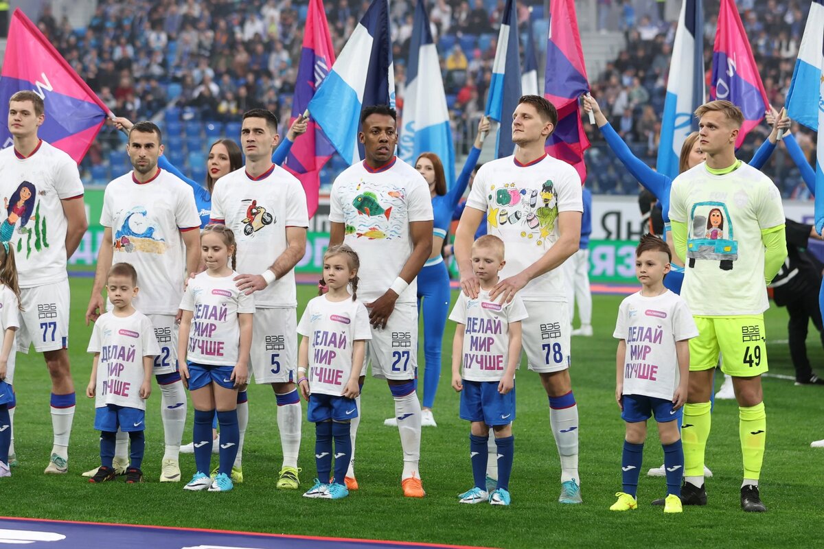 Футболки, на которых футболисты оставили автографы после игры и подарили авторам рисунков