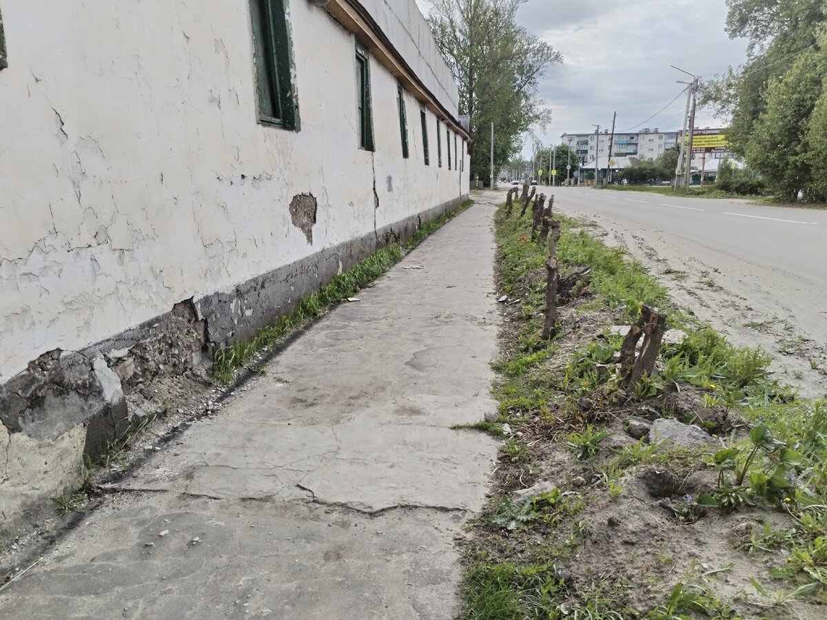 Бетонное пятно на асфальте до сих пор напоминает о случившемся побеге из СИЗО,