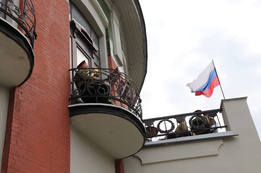 Когда пошли ко входу в музей, то увидели на балконе здания военный оркестр, исполнявший знакомые с детства мелодии.