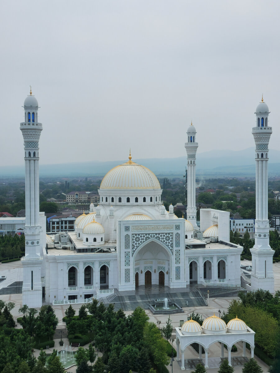 Вид с нашего номера на мечеть "Гордость мусульман". Чеченская республика