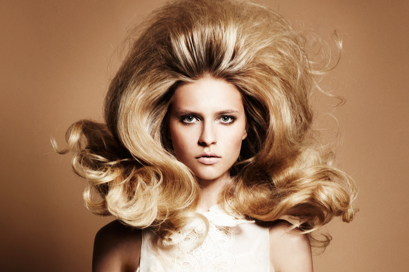 Чтобы придать жёсткость мягким волосам можно воспользоваться солевым или сахарным спреем для волос. Они сделают волосы более жёсткими, плотными, послушными.