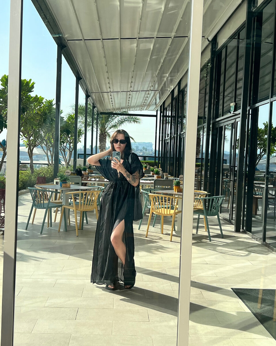 Вот так выглядит лобби отеля. Очень уютное место, но жаркое. Кондиционеры есть только внутри, а снаружи ничего тебя не охлаждает