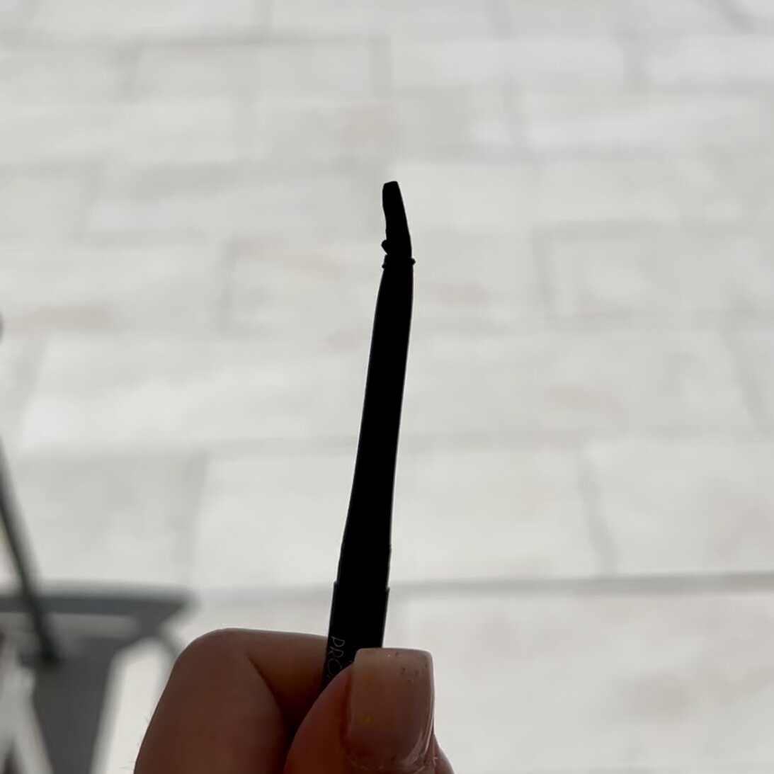 Тут плохо видно, но успела сфоткать, как карандаш обмяк. А потом вообще потёк и стал жижей