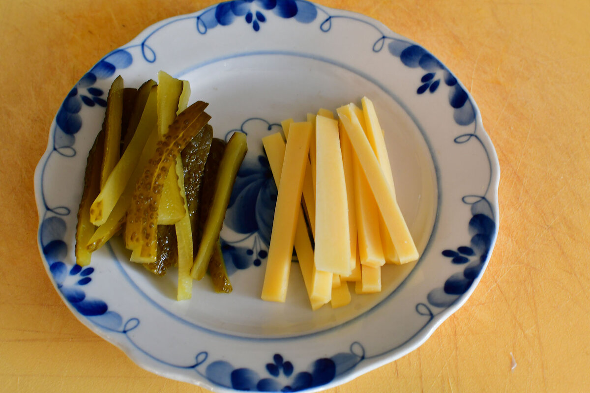 Нарезаем сыр и огурцы