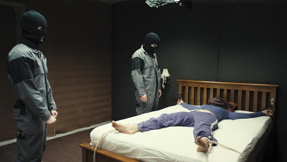 Кадр из фильма The Disappearance of Alice Creed. Режиссер: Дж. Блэйксон. Оператор: Филипп Блобах. Производство: CinemaNX, Isle of Man Film Ltd.