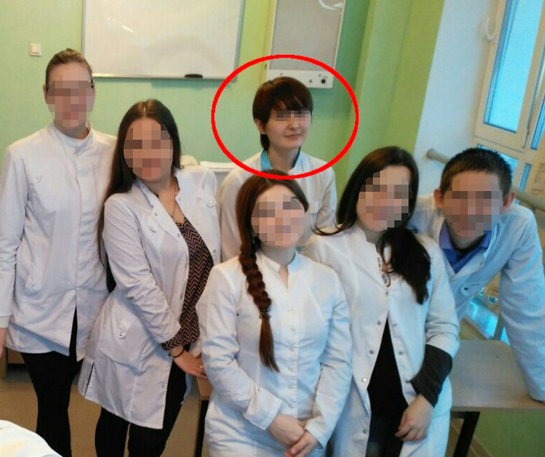 Студентка с одногруппниками