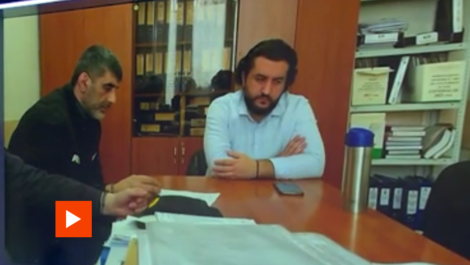 Кадр из оперативной съёмки. Задержанный Вердили сидит слева. 