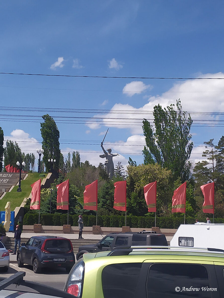 Проезжаем миом Мамаева кургана