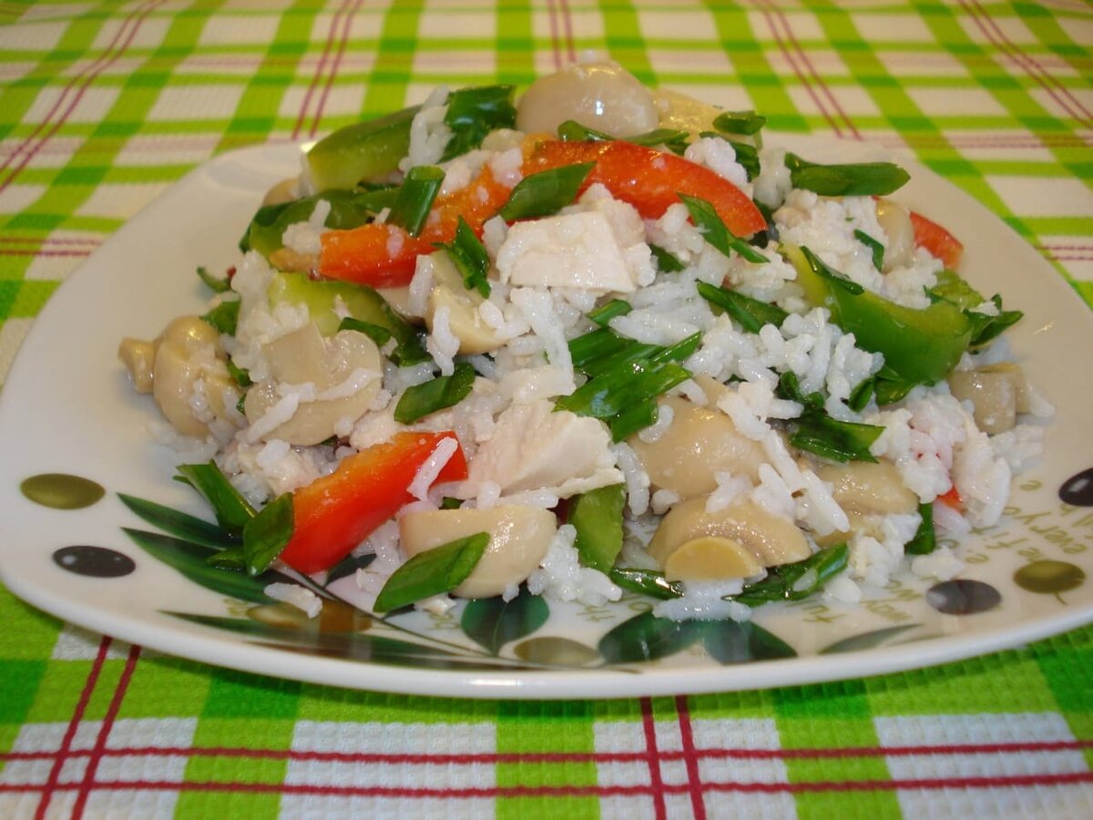 Салат с рисом на новый. Салат с рисом и курицей. Салат с рисом и грибами. Салат с шампиньонами и курицей и рисом. Салат с рисом и горошком.