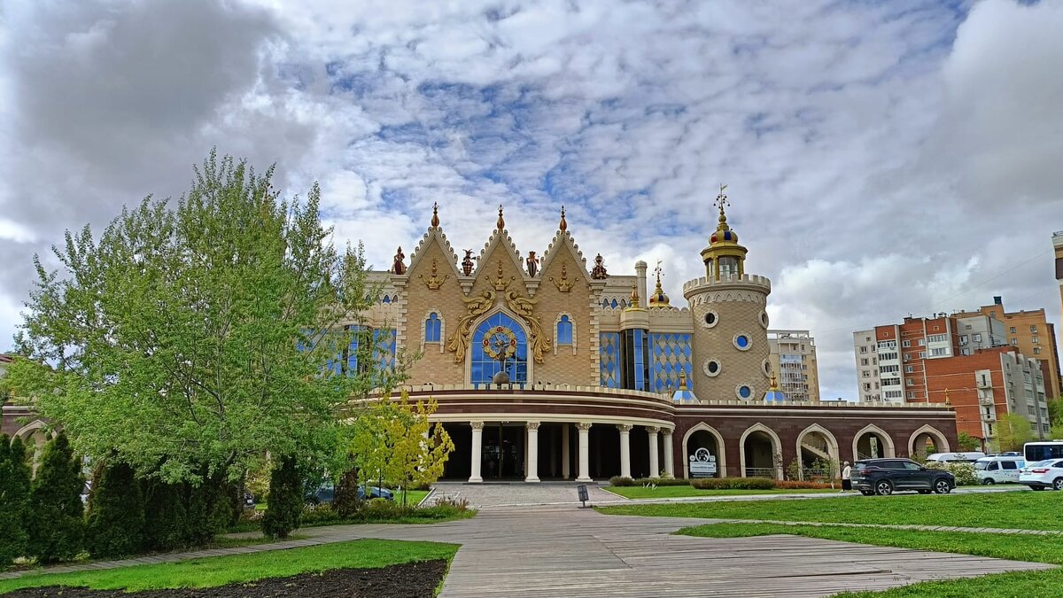 Передохнув, мы пошли гулять по городу. Я всегда заранее готовлю наш план путешествий по дням, поэтому с выбором мест проблем не было. В навигаторе я забила все точки посещения, и мы отправились. На улице как раз распогодилось. Мы вдыхая весенний воздух полной грудью, с улыбками на лице уже подошли к театру кукол – Экият и были поражены красотой здания, стилизованным под сказочный средневековый дворец. Он, кстати, считается одним из самых известных в России. В репертуаре театра представлены сказки разных народов, классические и современные. 