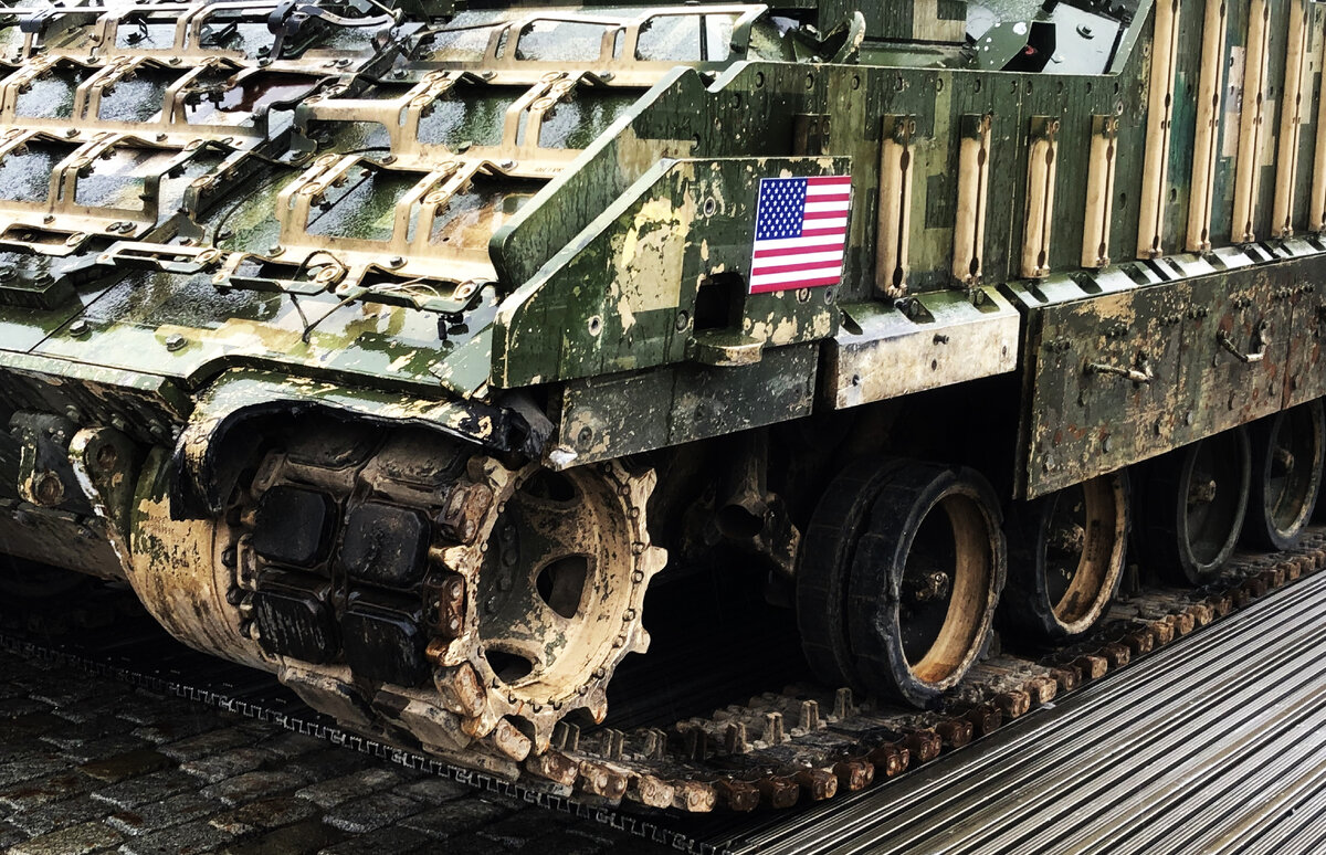 В результате подрыва, машина лишилась переднего узла подвески. Впереди второго опорного катка видны остатки кожуха гидроамортизатора. Хорошо видны множественные повреждения бандажей опорных катков- толи по причине износа, толи- от огневого воздействия наших войск.