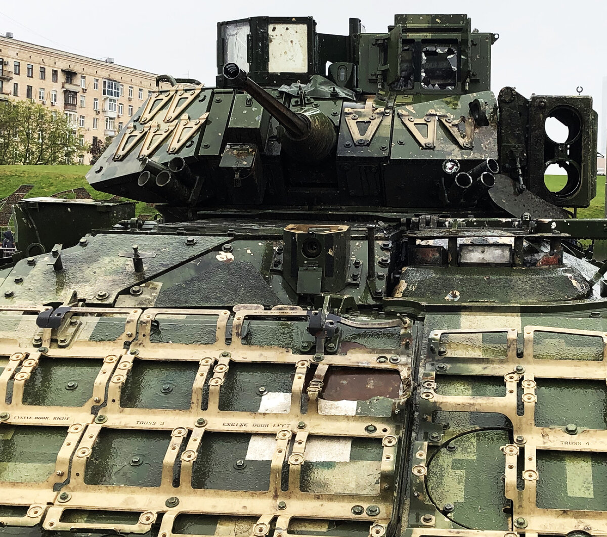 Левее люка мехвода сохранился защитный колпак и головная часть тепловизионного прибора наблюдения DVE. Защитная крышка ТПК ПТУР на борту башни в том же положении, что и на момент захвата БМП. Левее основного прицела наводчика IBAS сохранился вспомогательный прицел командира, тогда как входные окна практически всех остальных приборов наблюдения и прицеливания , а также щитки командира, повреждены огнем стрелкового оружия. Можно обратить внимание на конструкцию креплений блоков ДЗ BRAT на ВЛД корпуса и башни.