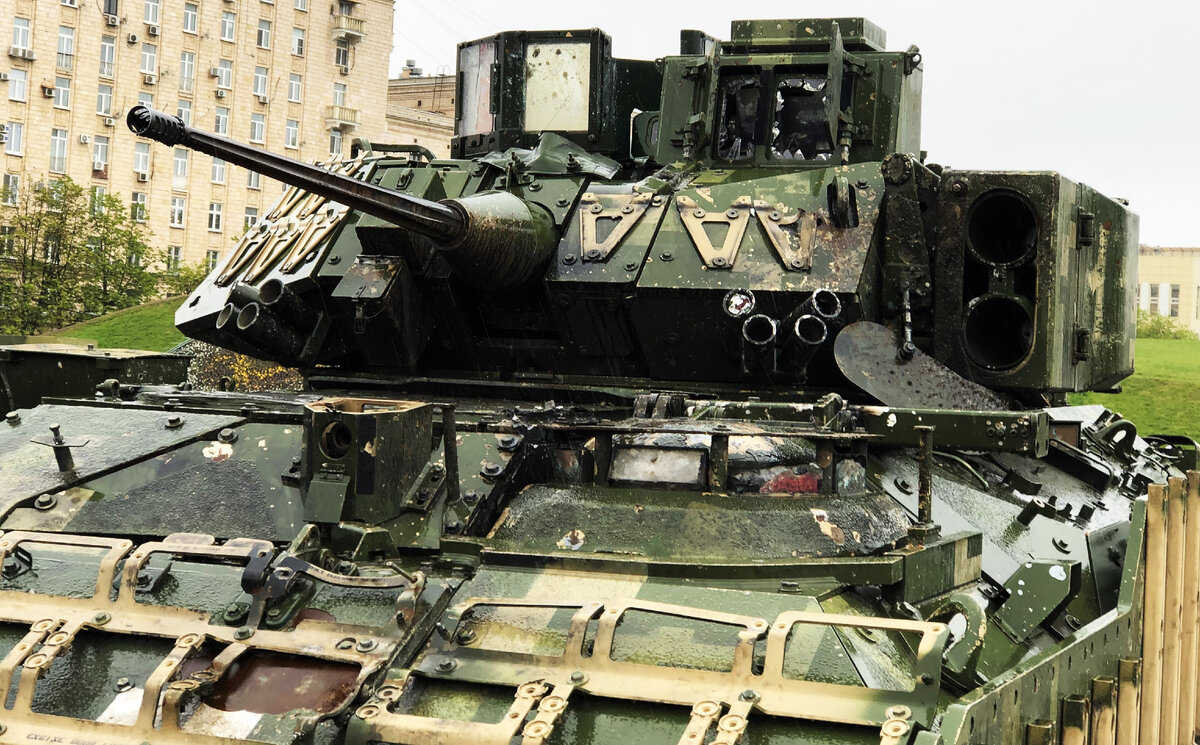 На бронеколпаке прицела IBAS сохранилось основание антенны аппаратуры спутниковой навигации GPS, которая также могла представлять интерес для наших специалистов.