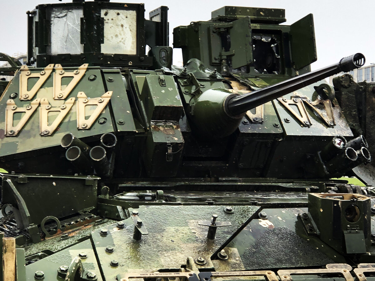 В лобовой части башни сохранились два четырехствольных дымовых гранатомета M257. Левее ствола 25мм пушки M242- ящики для хранения дымовых гранат; за ними- амбразура спаренного пулемета.