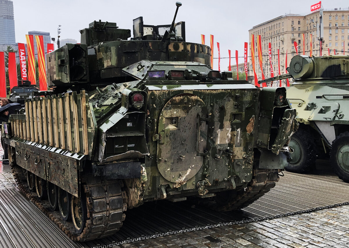 Можно обратить внимание на приоткрытую крышку люка над десантным отделением. Помимо прочего, через него осуществляется заряжание ПТУР в ТПК.