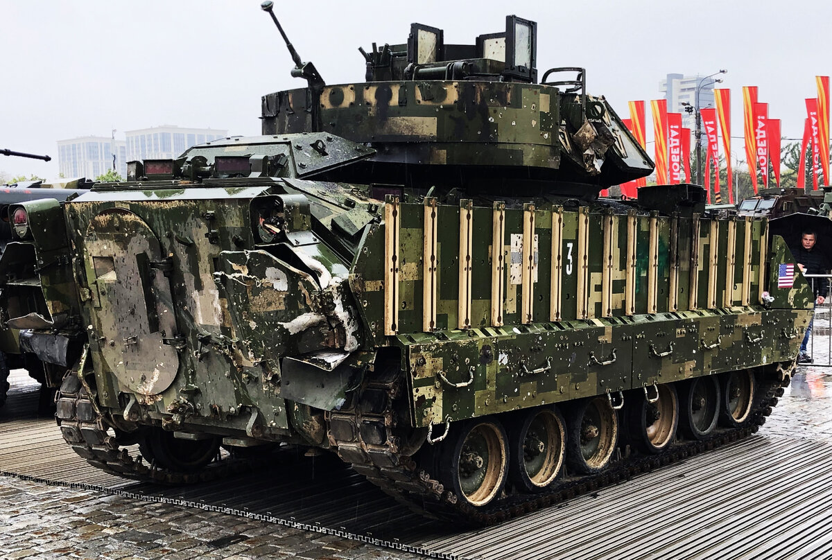 На дополнительных броневых листах вдоль бортов корпуса крепятся направляющие для установки блоков ДЗ BRAT.