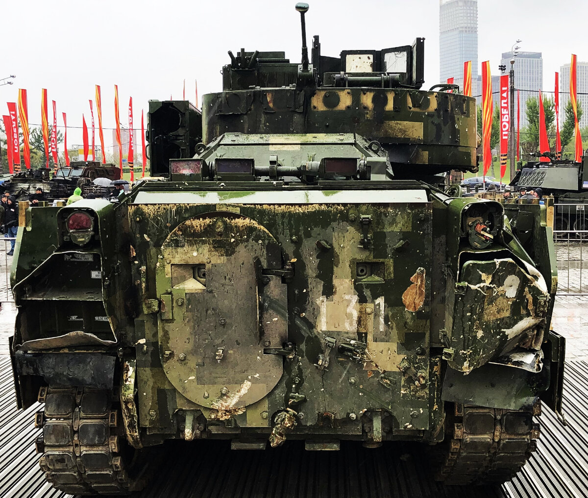 В кормовой аппарели и дополнительной бронедвери видны амбразуры для стрельбы из 5,56мм несъемных автоматов M231 FPW. По бортам- остатки ящиков ЗИП. На крыше башни сохранился метеодатчик СУО.