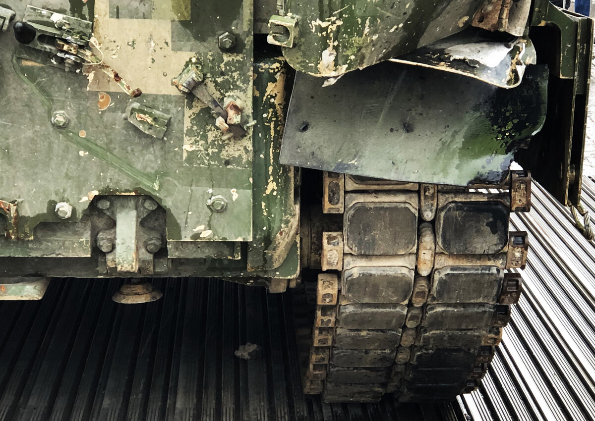 Видна конструкция бортового экрана, прикрывающего ходовую часть: два стальных броневых листа толщиной по 6,35мм, установленных с воздушным зазором 25,4мм.