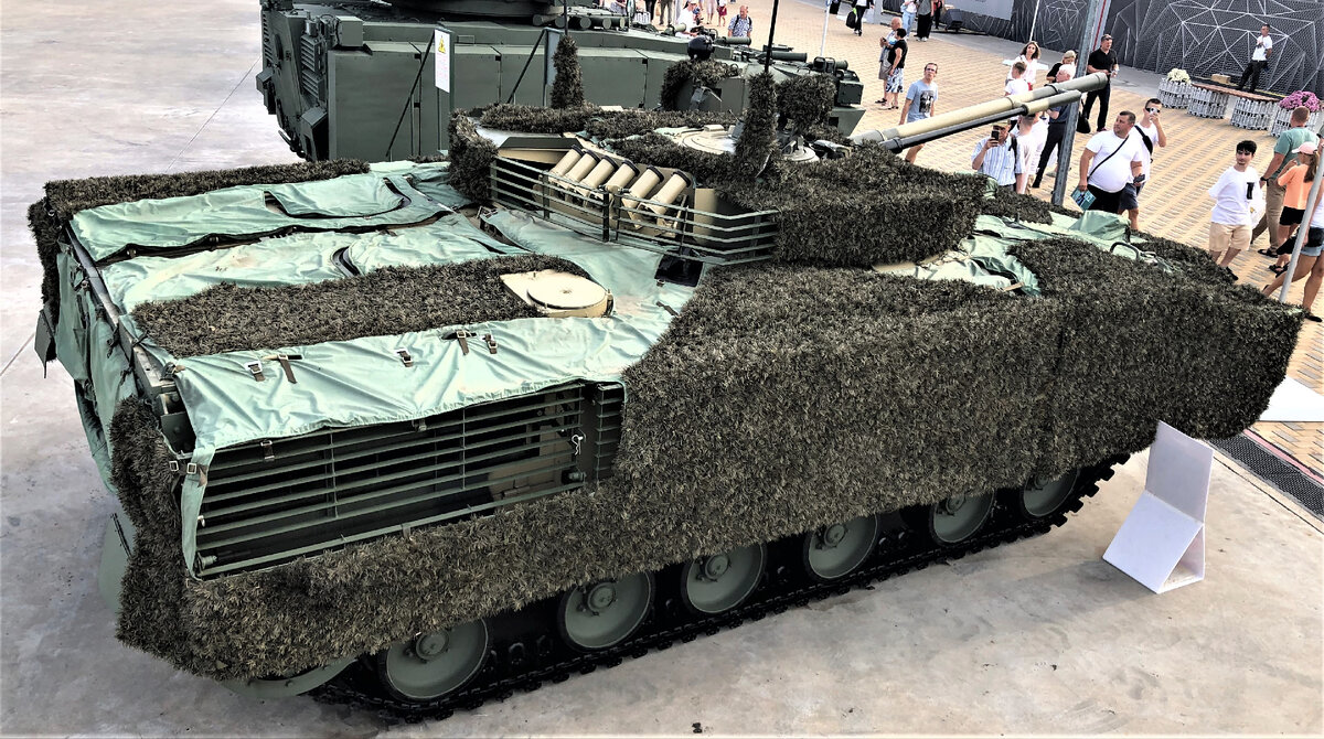 БМП-3 с комплектом средств дополнительной защиты ( экраны+противокумулятивные решетки) и снижения заметности.