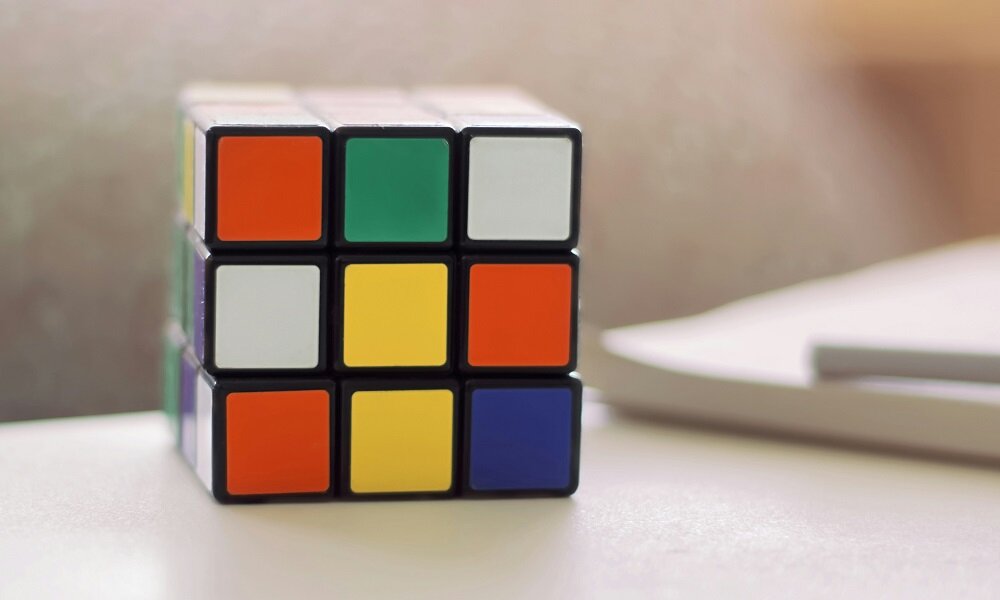 19 мая отмечается день рождения одного из самых знаменитых и узнаваемых изобретений XX века — кубика Рубика.-2