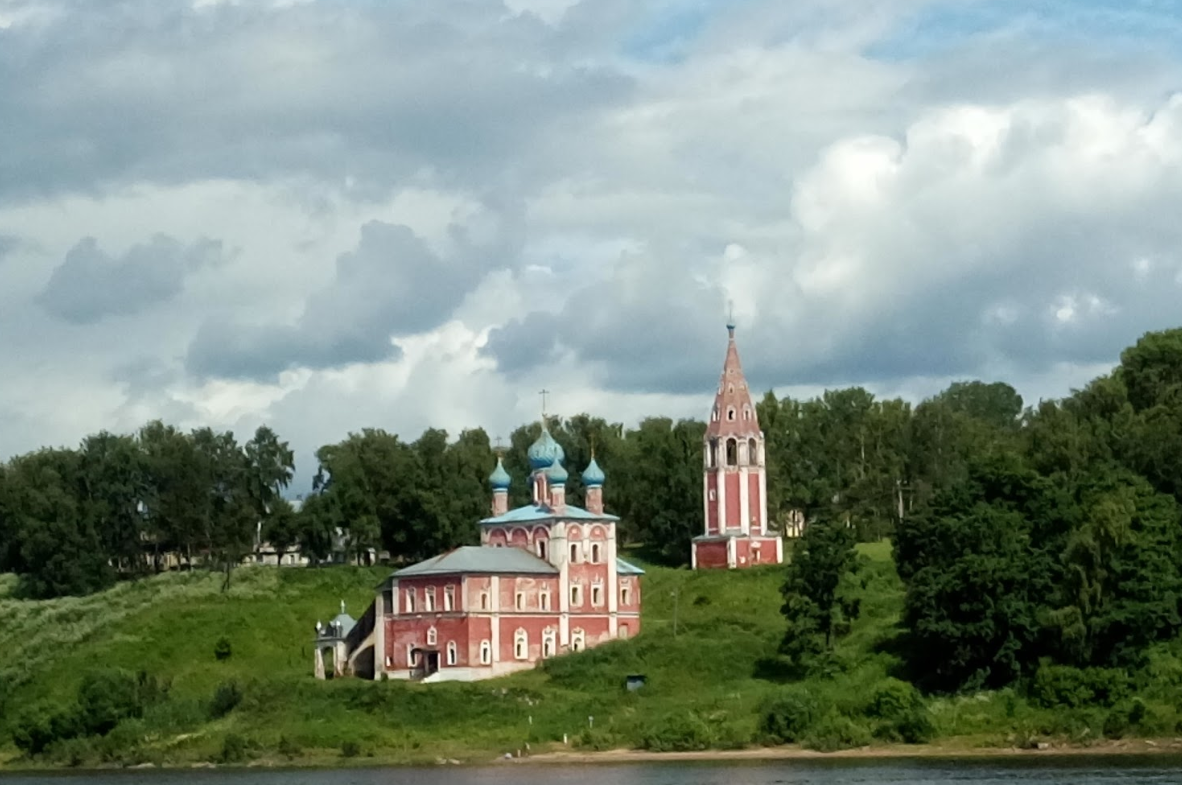 Город Тутаев  расположен в Ярославской области, на реке Волге, в 40 километрах к северо-западу от областного центра Ярославля, и является одним из 12 городов, входящих в туристический маршрут «Золотое