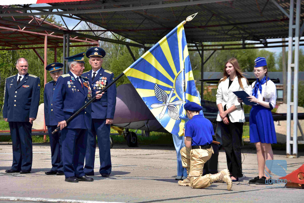 17.05.2024 г. Церемония вступления состоялась на территории Авиапарка «Орешково» Калужской области. Ребята прочитали клятву юнармейца перед лицом своих товарищей и гостей мероприятия.-2