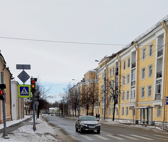 Улица Александровская. Справа - довоенные дома /фото из личного архива, 2021/