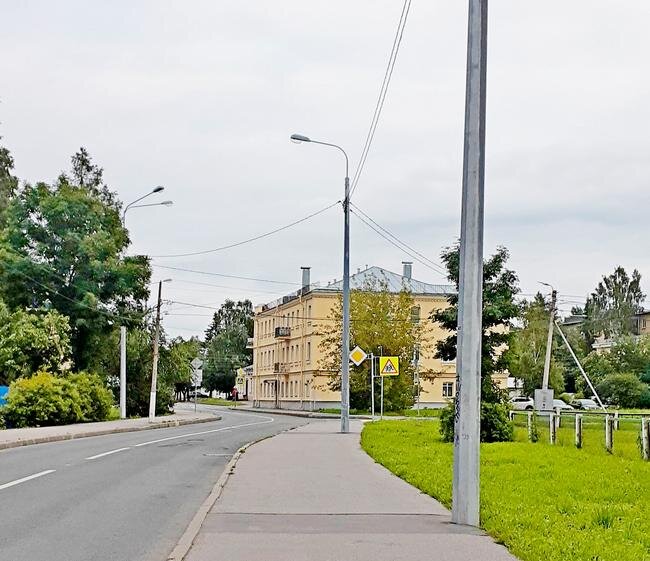 Улица Александровская. Впереди - сохранившийся дореволюционный дом /фото из личного архива, 2021/