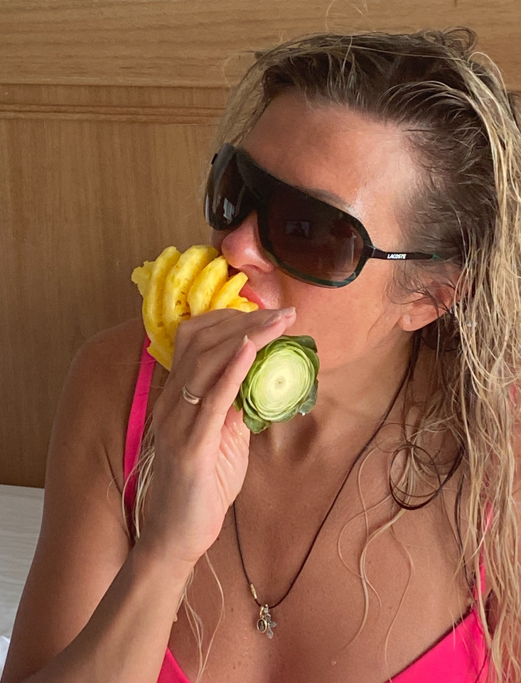 Ананас ешь как эскимо, а можно попросить нарезать маленькими кусочками, их складывают в контейнер и выдают вилочку, но мне как эскимо есть вкуснее.