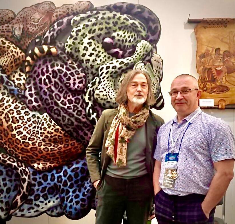 Никас Сафронов и Герман Шамаев на фоне панно "Ленивые леопарды" 