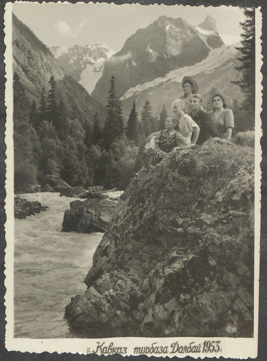 ГА РФ. Ф. Р-8370. Оп. 18. Д. 73. 1-я слева - майя Павлова.