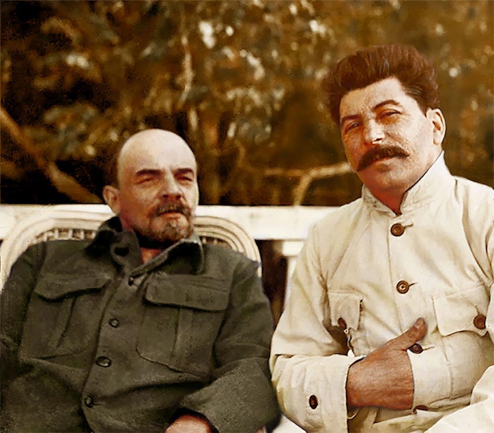 И. В. Сталин с визитом к В. И. Ленину в Горки. Фото взято с ресурса Яндекс.Картинки 