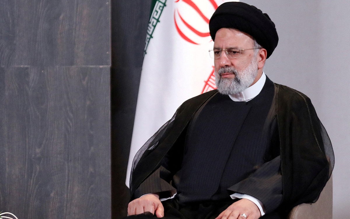 Молитвы за Раиси: Иран застыл в ожидании чуда после крушения президентского вертолета. Как авария может изменить будущее страны